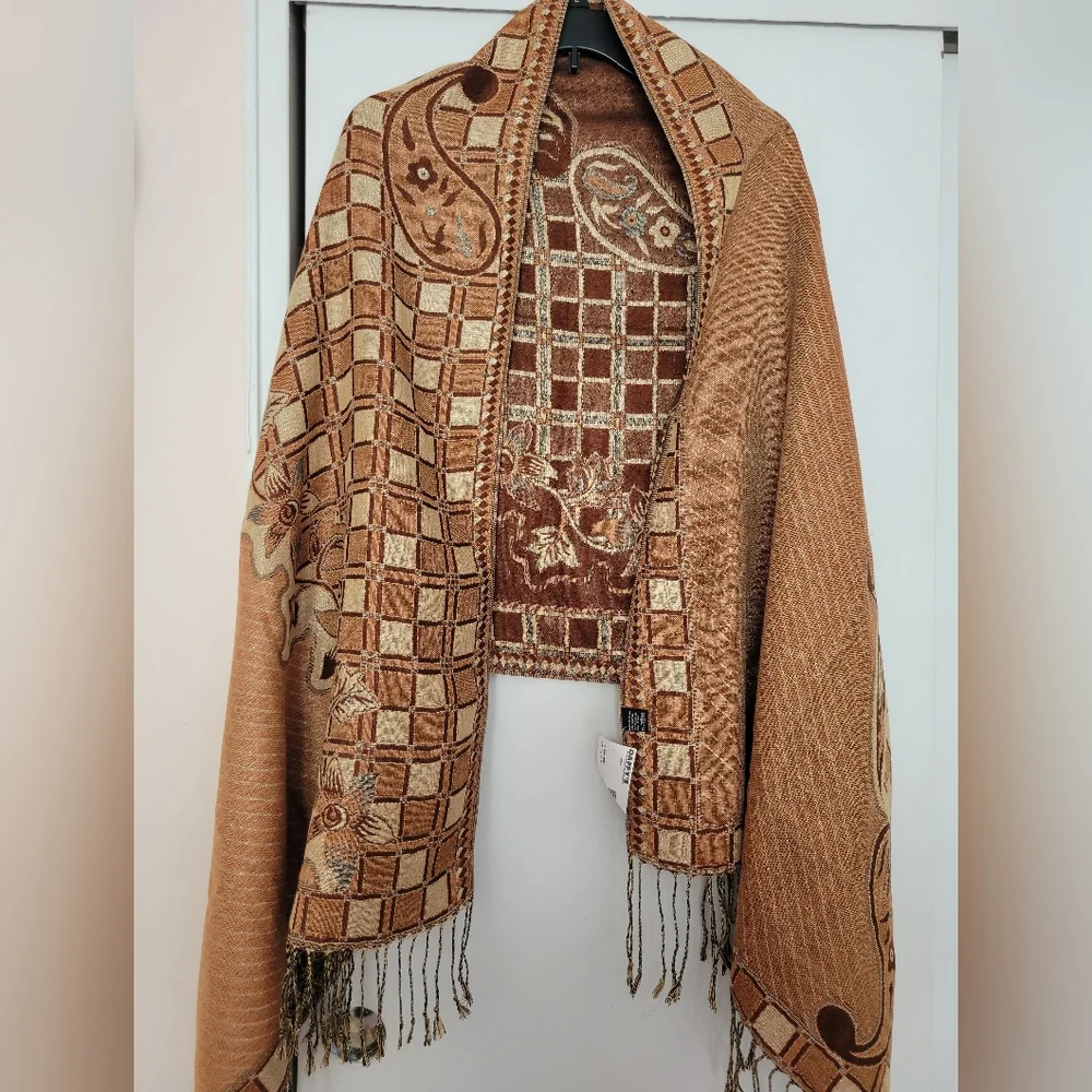 NWT Elegant Brown and Tan Patterned Shawl.